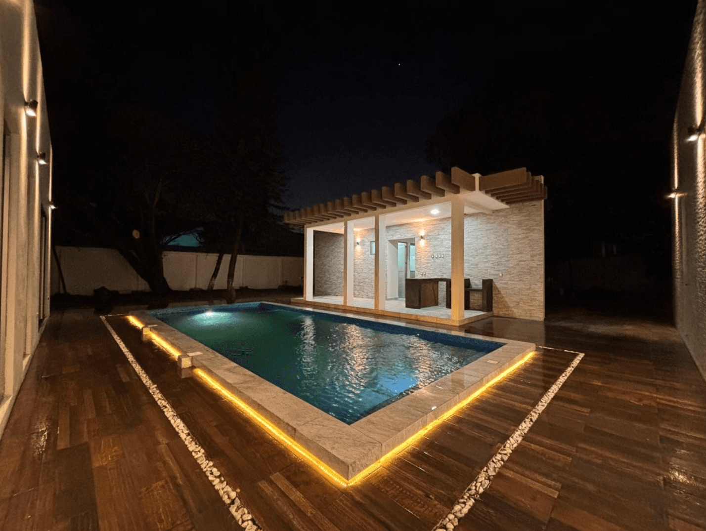Piscina residencial ASIPONA iluminada durante la noche