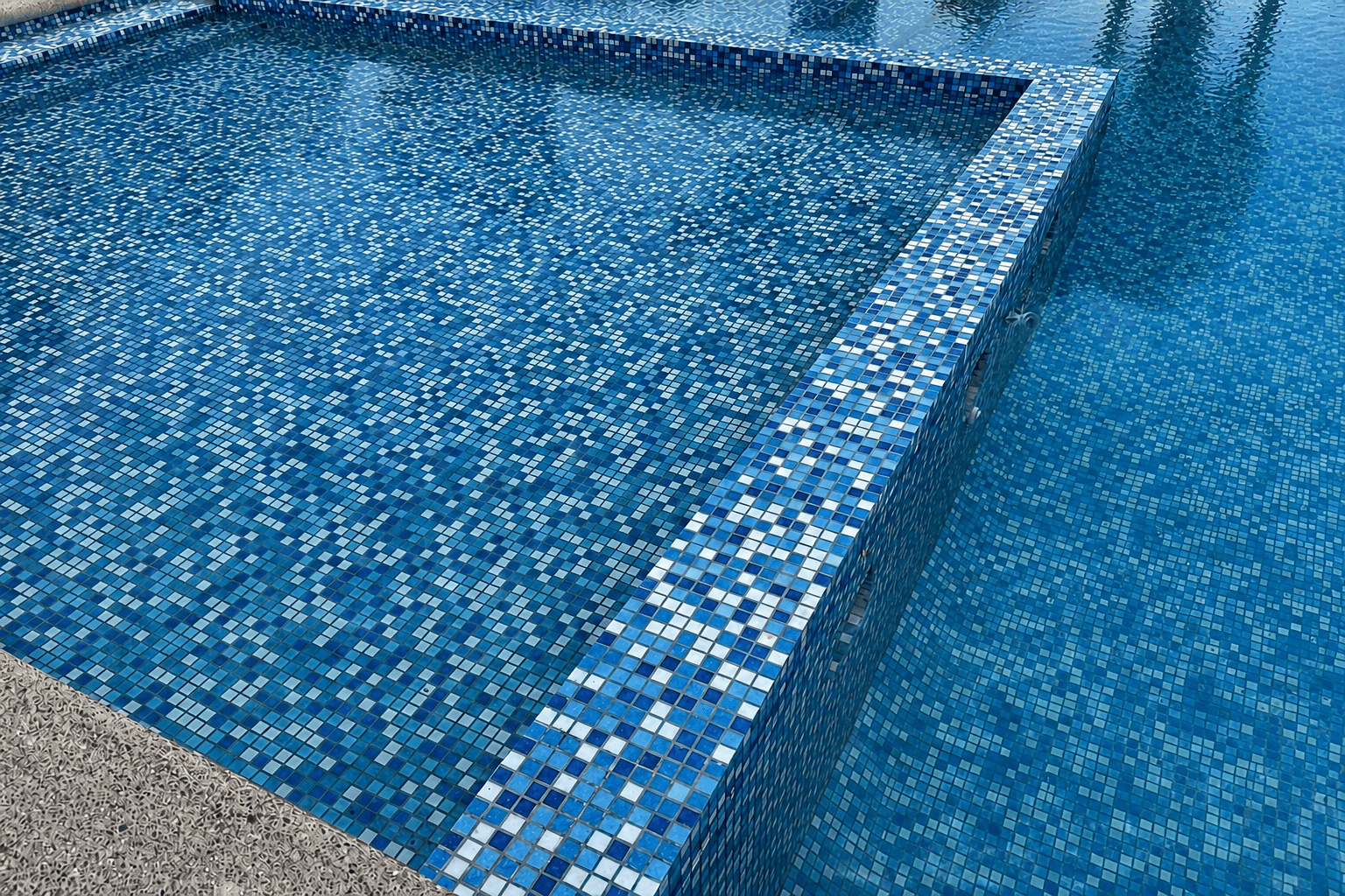 Detalle de acabado de una alberca terminada