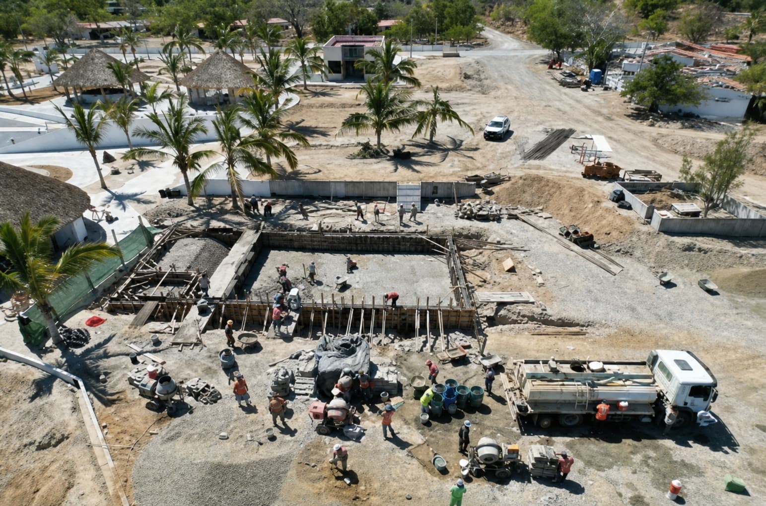 Instalaciones hidráulicas en proceso para una alberca